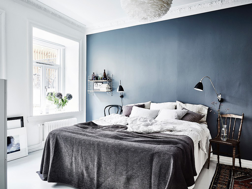 Skandynawski apartament z niebieską ścianą
