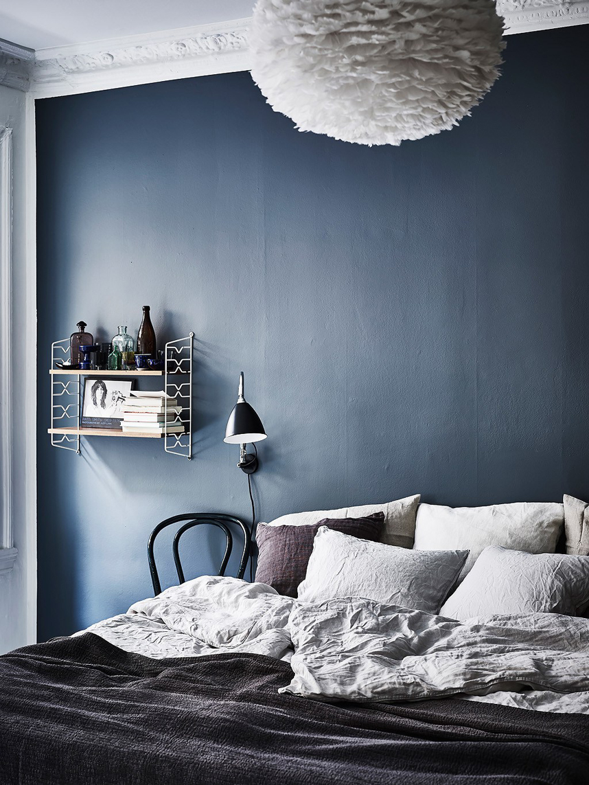 Skandynawski apartament z niebieską ścianą