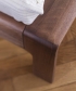 Invito łóżko tapicerowane z litego drewna Artisan | Design Spichlerz