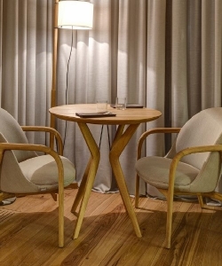Lakri stół okrągły z litego drewna Artisan