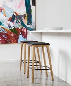 Neva Hoker Soft stołek barowy z z tapicerowanym siedziskiem Artisan