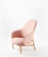 Mela Lounge high designerski drewniany fotel z tapicerowanym siedziskiem i oparciem | Artisan | Design Spichlerz