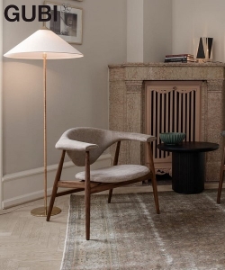 Masculo Lounge Wood fotel skandynawski Gubi | Design Spichlerz