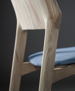 Fin Soft krzesło z tapicerowanym siedziskiem Artisan 